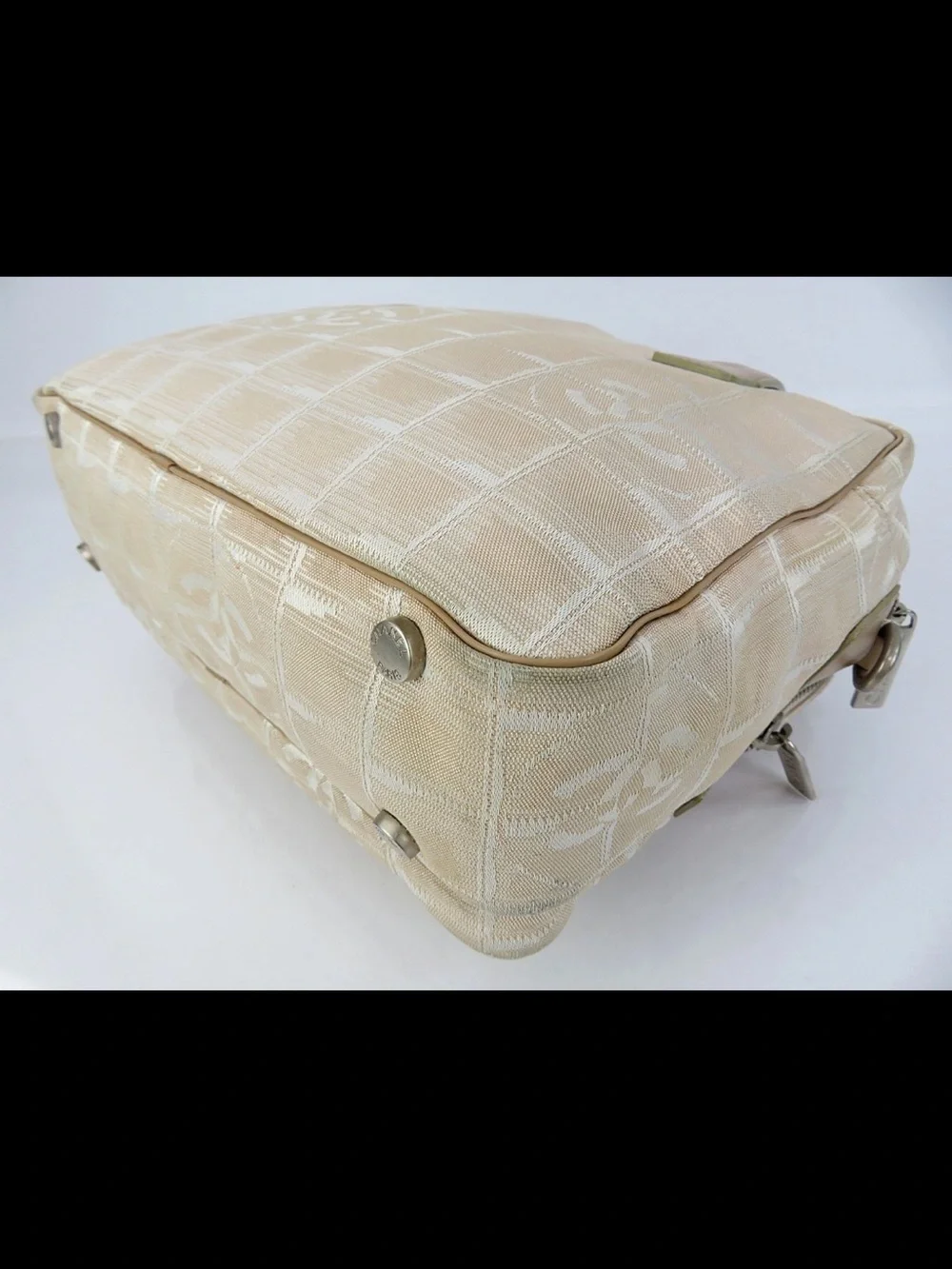 CHANEL Beige Canvas Tote with Signature CC Motif - Picture 7 of 16